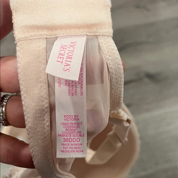 Victoria's Secret Lace Bra in Cream and Gold - Picture 2 of 4